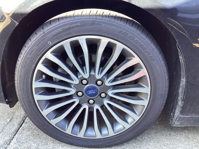 Used 2017 Shadow Black Ford SE image 5