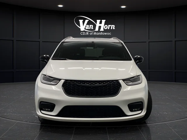 New 2026 Bright White Clear-Coat Exterior Paint Chrysler Limited image 2