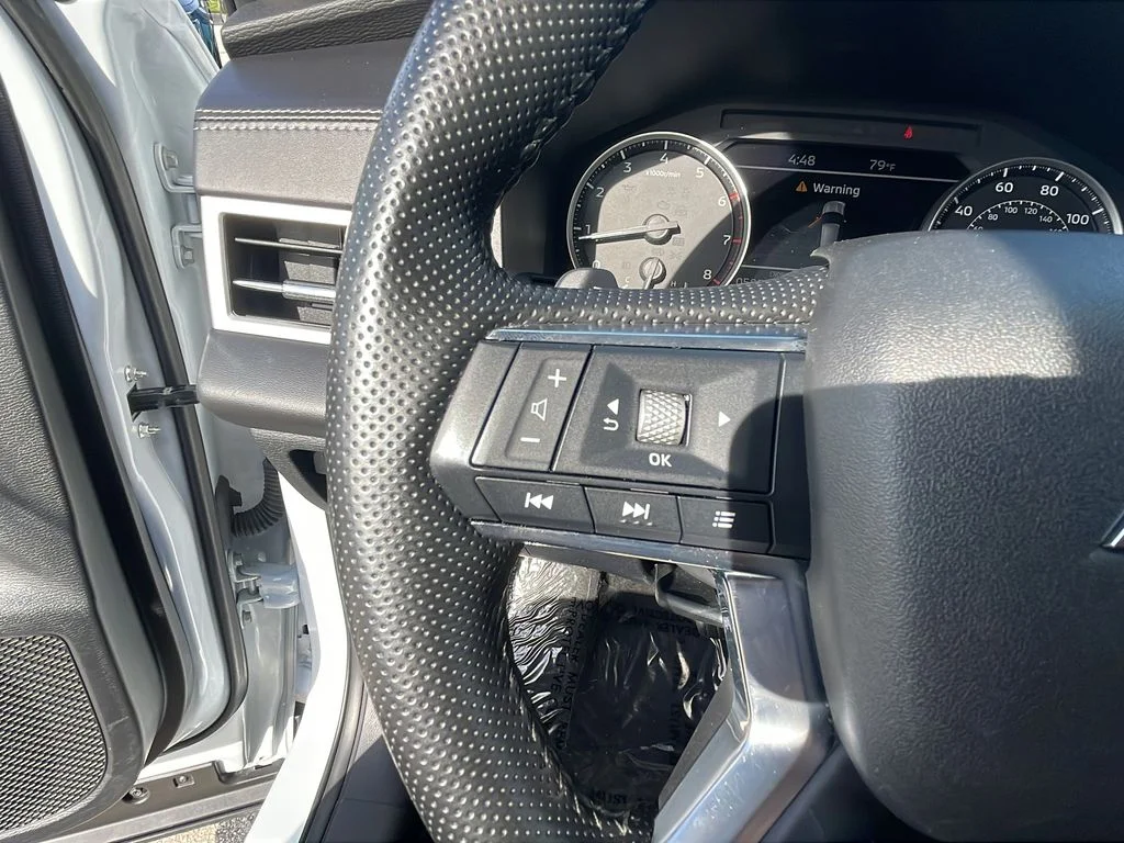 Used 2024 Silver Mitsubishi SE image 9