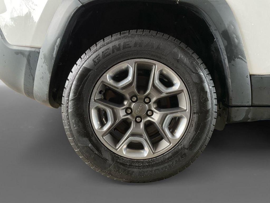 Used 2019 White Jeep Trailhawk image 10