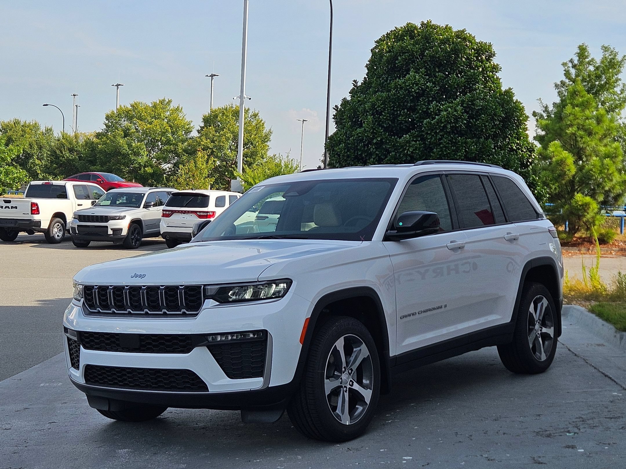 New 2026 Bright White Clear-Coat Exterior Paint Jeep Limited image 3