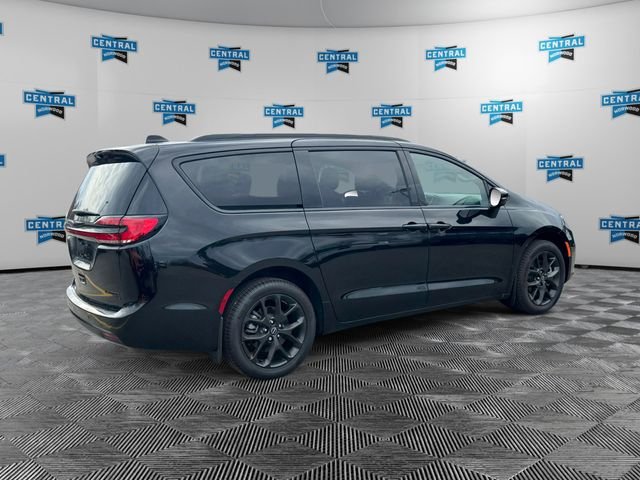 New 2026 Diamond Black Crystal Pearl-Coat Exterior Paint Chrysler Limited image 5