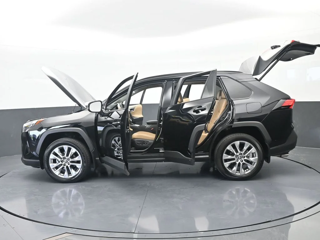 Used 2025 Midnight Black Metallic Toyota XLE Premium image 76