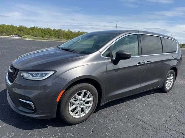 2023 Chrysler Pacifica Touring L's photo