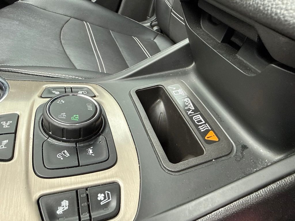 Used 2022 White GMC Denali image 37
