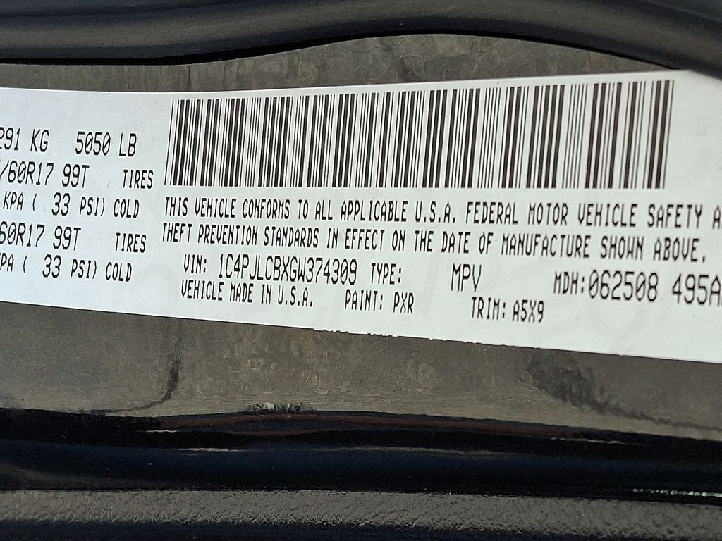 Used 2016 Black Jeep Latitude image 27