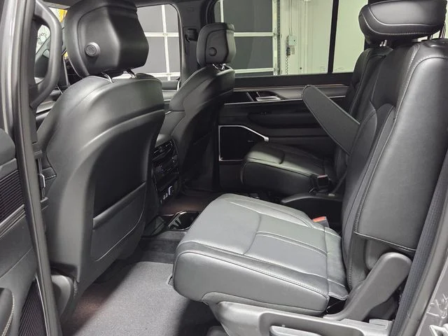 New 2026 Baltic-Gray Metallic Clear-Coat Exterior Paint Jeep Limited Altitude image 6