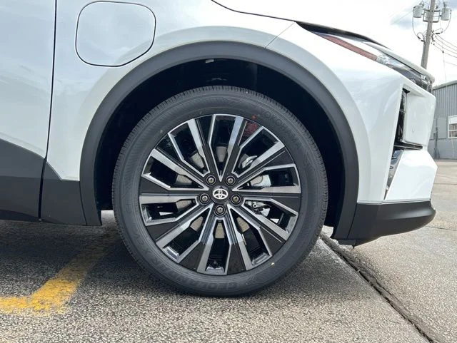 New 2026 Wind Chill Pearl with Midnight Black Metallic roof <sup>1</sup> Toyota  XSE image 16