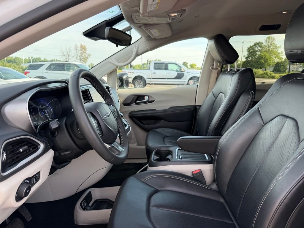 Used 2024 White Chrysler Touring L image 9