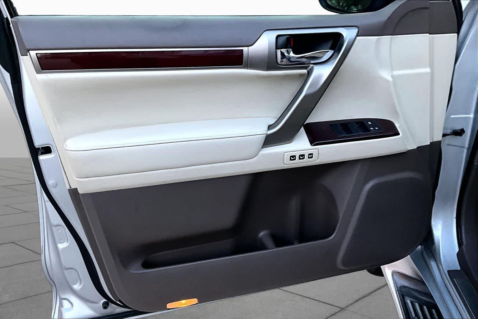 Used 2014 Tungsten Pearl Lexus Luxury image 21