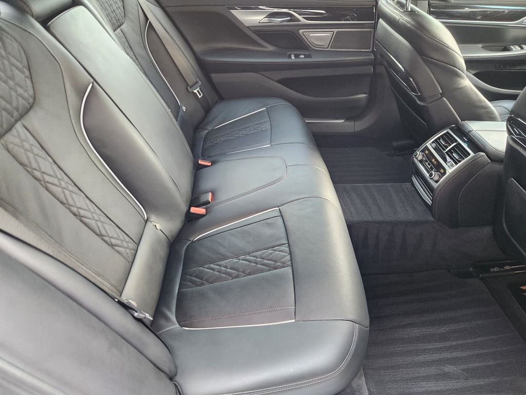 Used 2019 White Metallic BMW 750i image 31