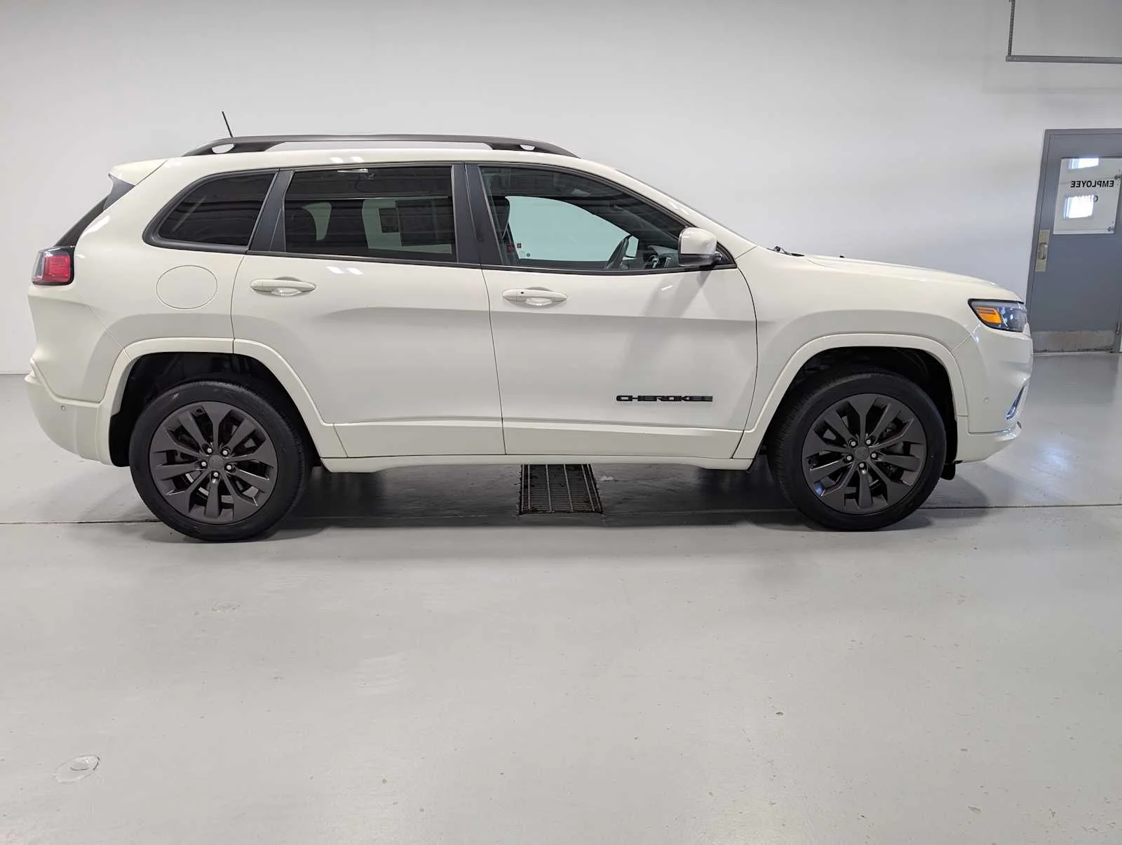 Used 2019 Pearl White Pearlcoat Jeep High Altitude image 7