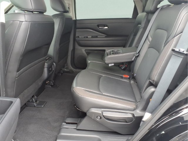 Used 2025  Nissan SL image 18