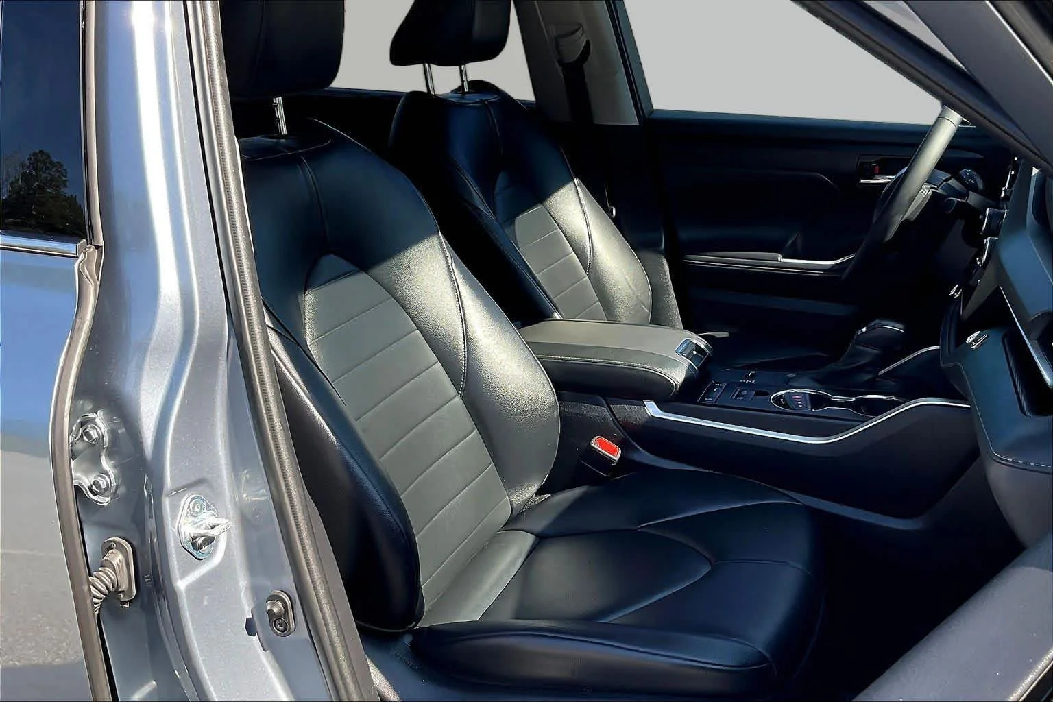 Used 2022 Moon Dust Toyota XLE image 9