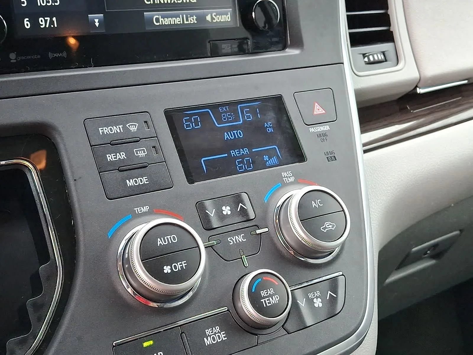 Used 2016 Predawn Gray Mica Toyota XLE Premium image 21