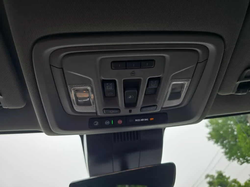 Used 2025 White Frost Tricoat GMC Denali image 23