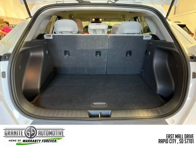 Used 2025 White Hyundai SEL image 30