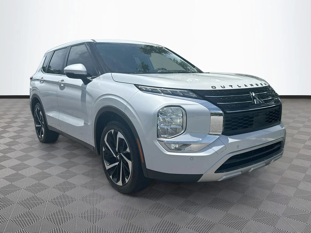 Used 2022  Mitsubishi  image 4
