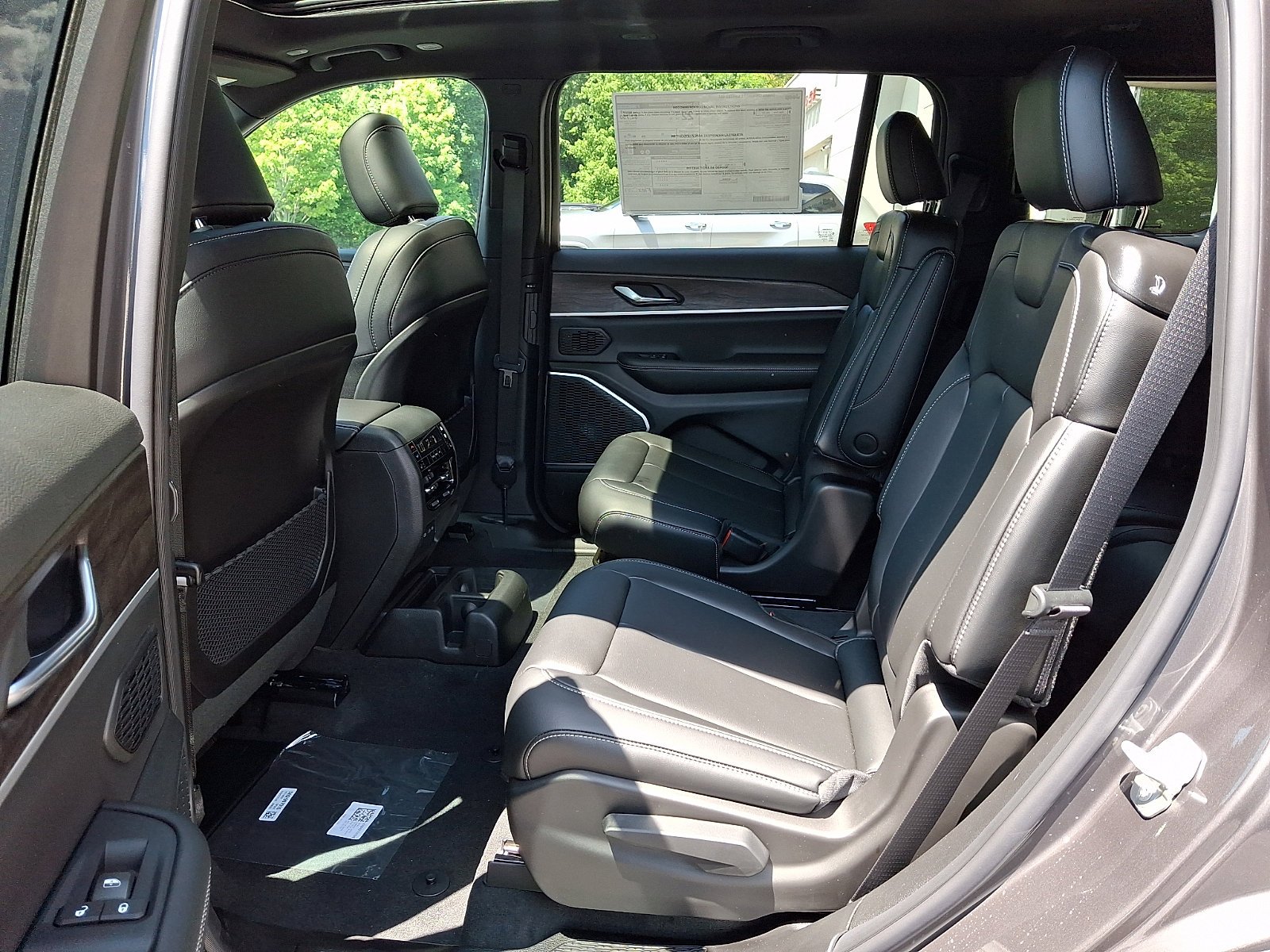 New 2026 Baltic Gray Metallic Clear-Coat Exterior Paint Jeep Limited image 6