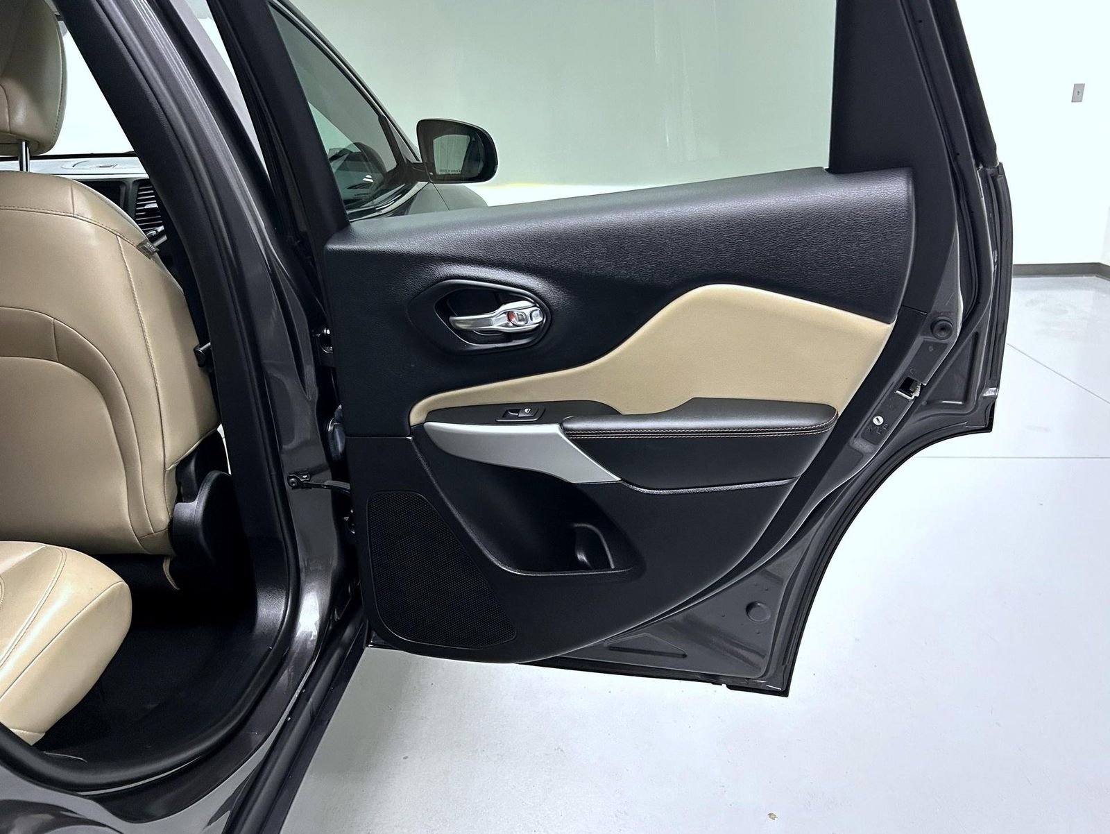Used 2018 Gray Jeep Limited image 17