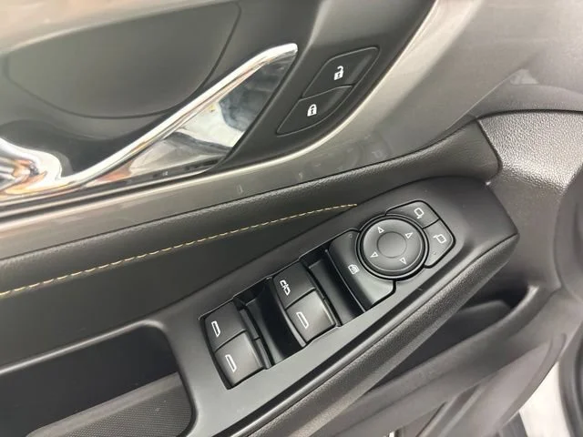 Used 2018 SUMMIT WHITE Chevrolet LT Cloth image 21