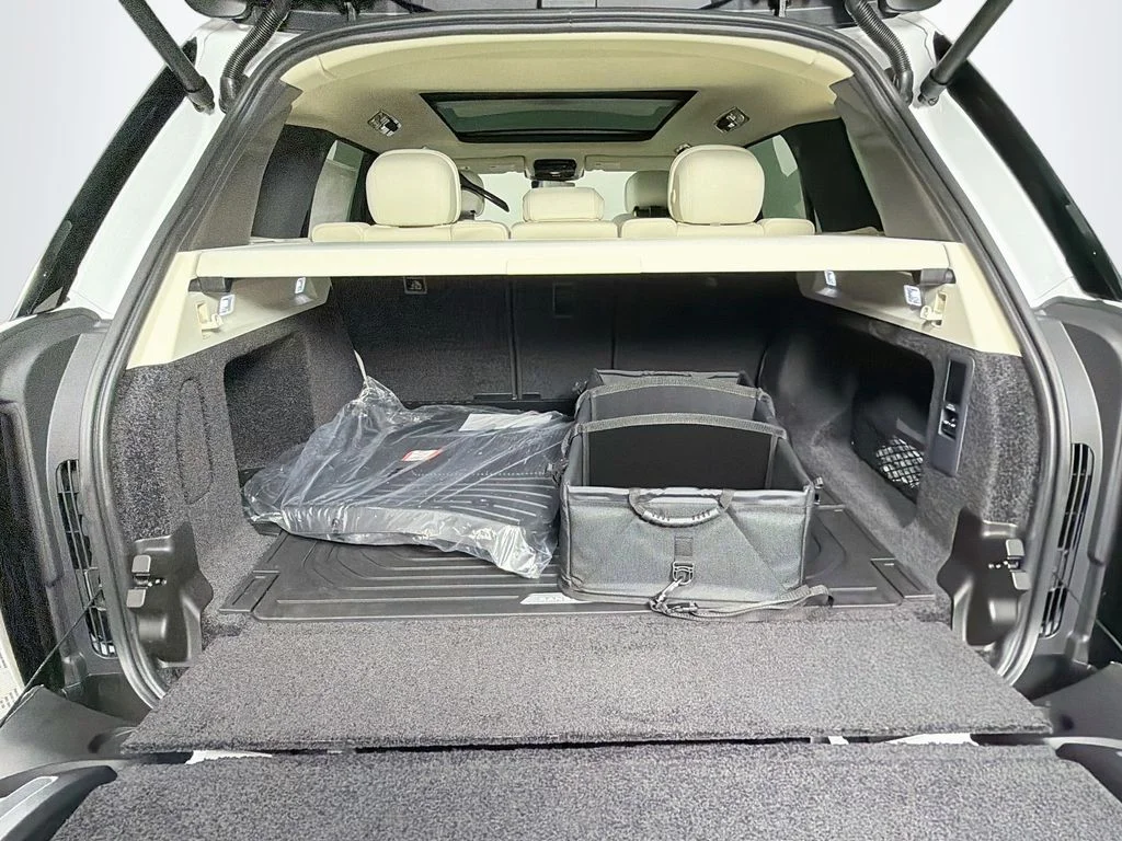 New 2026 Fuji White Land Rover SE image 28