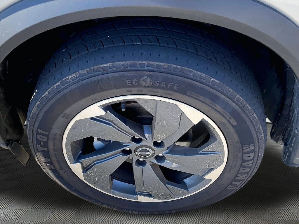 Used 2024 Brilliant Silver Metallic Nissan SV image 7
