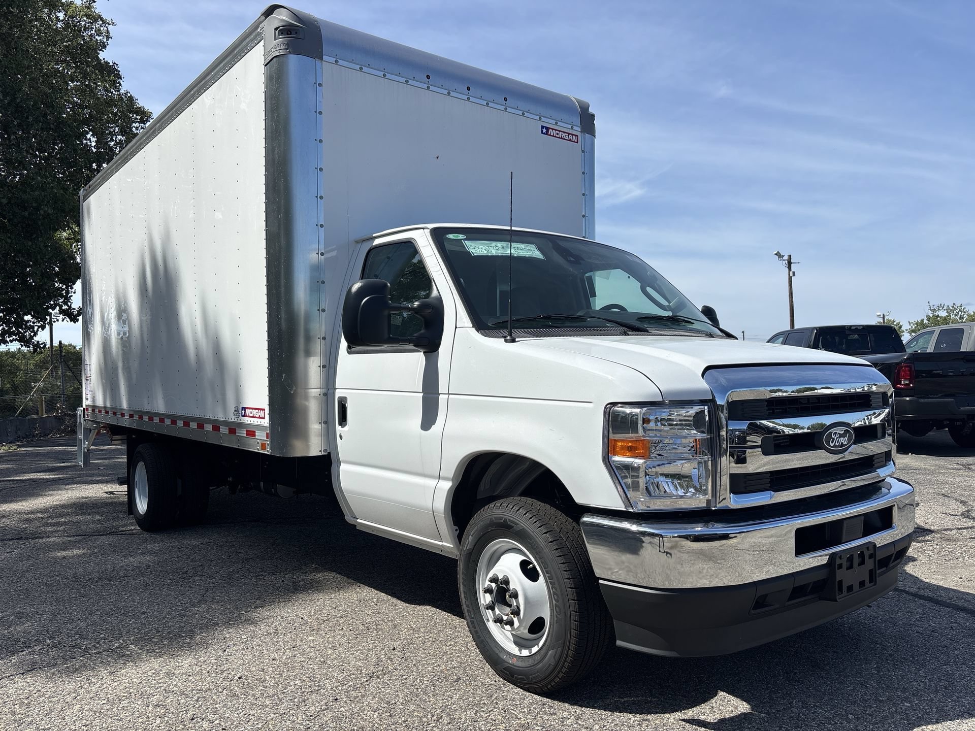 New 2027 Oxford White Ford E-450 DRW image 20