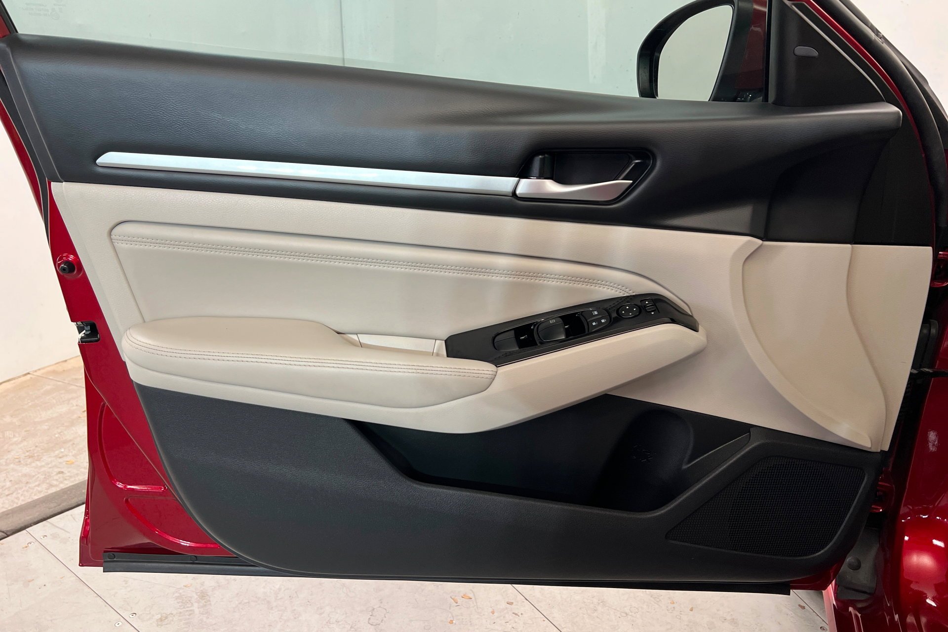 Used 2023 Scarlet Ember Tintcoat Nissan 2.5 SL image 15