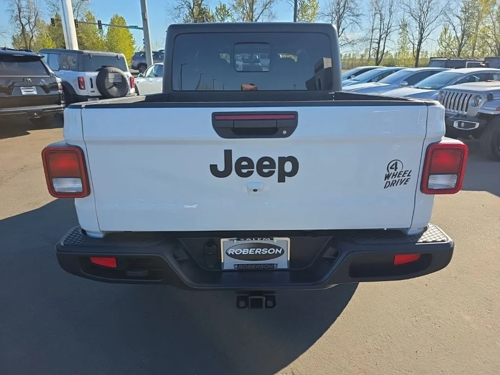 Used 2022 White Jeep Willys image 4