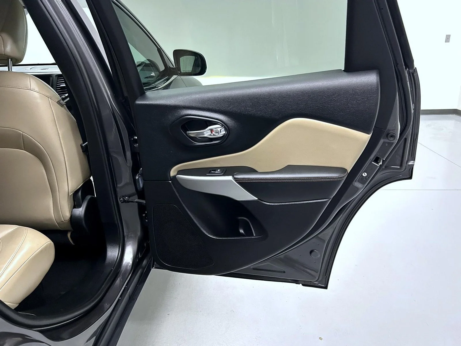 Used 2018 Gray Jeep Limited image 17