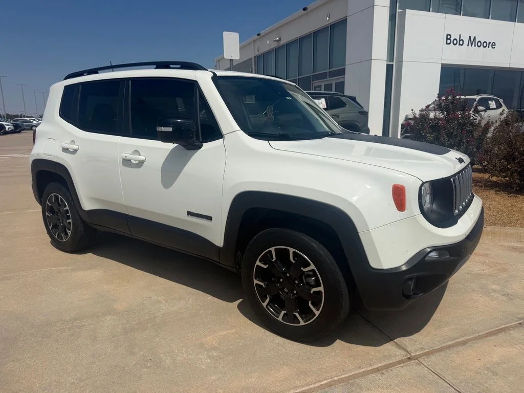 Used 2023 Alpine White Clearcoat Jeep Latitude image 1