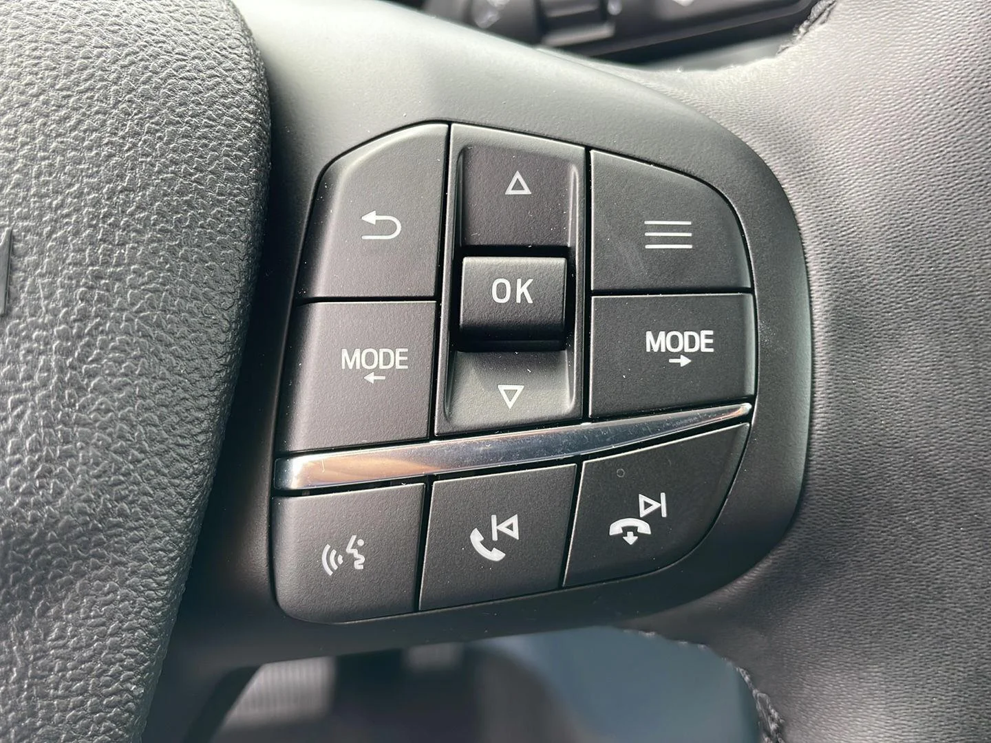 New 2026 Carbonized Gray Metallic Ford LARIAT image 15