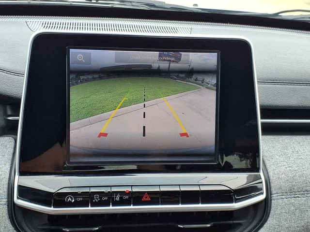 Used 2025 Silver Jeep Latitude image 37