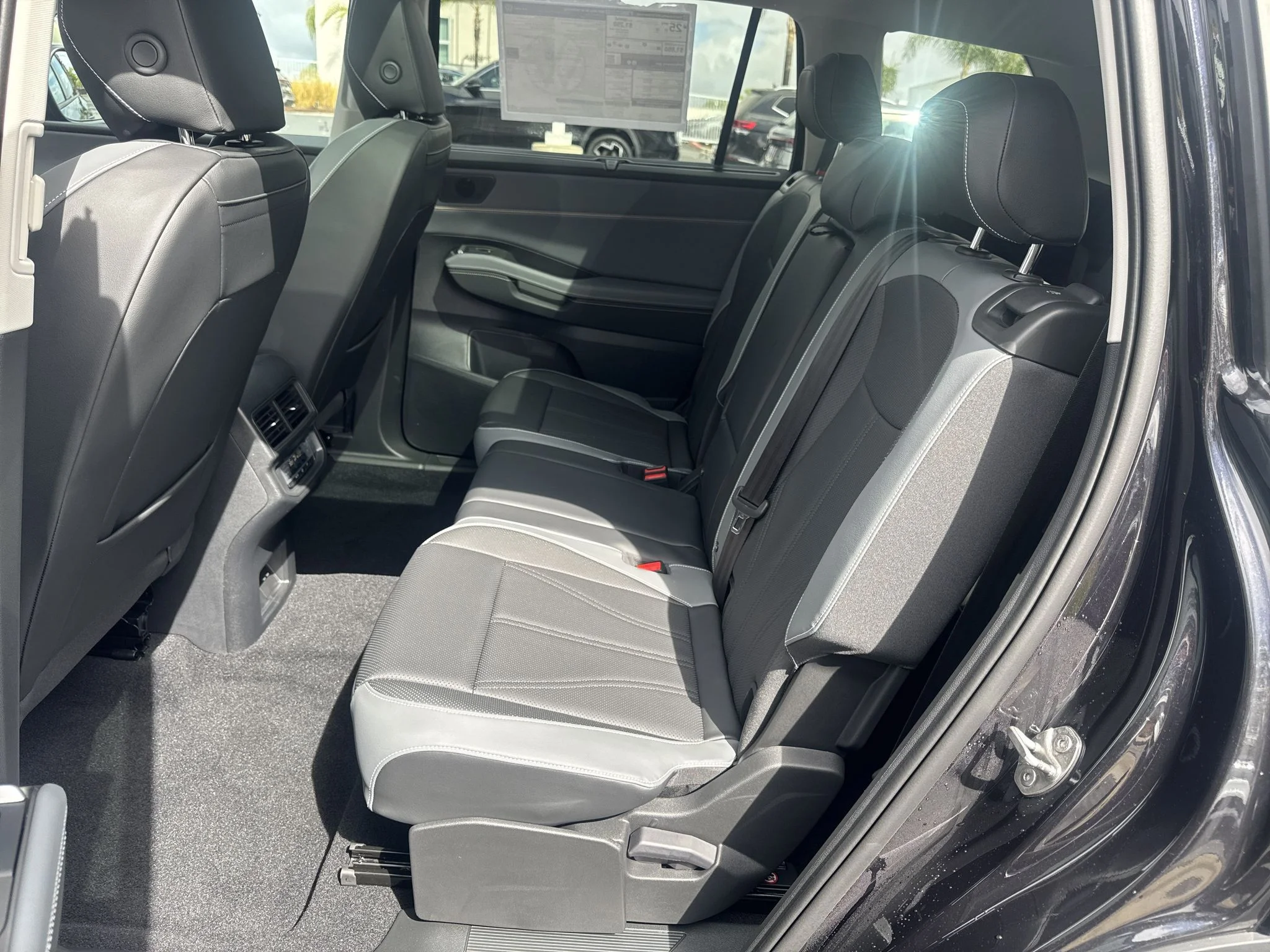New 2027 Deep Black Pearl Volkswagen SE w/Technology image 31