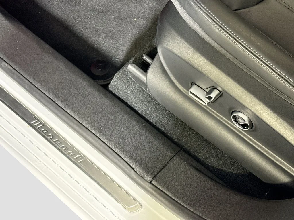 Used 2025 Bianco Maserati Base image 23