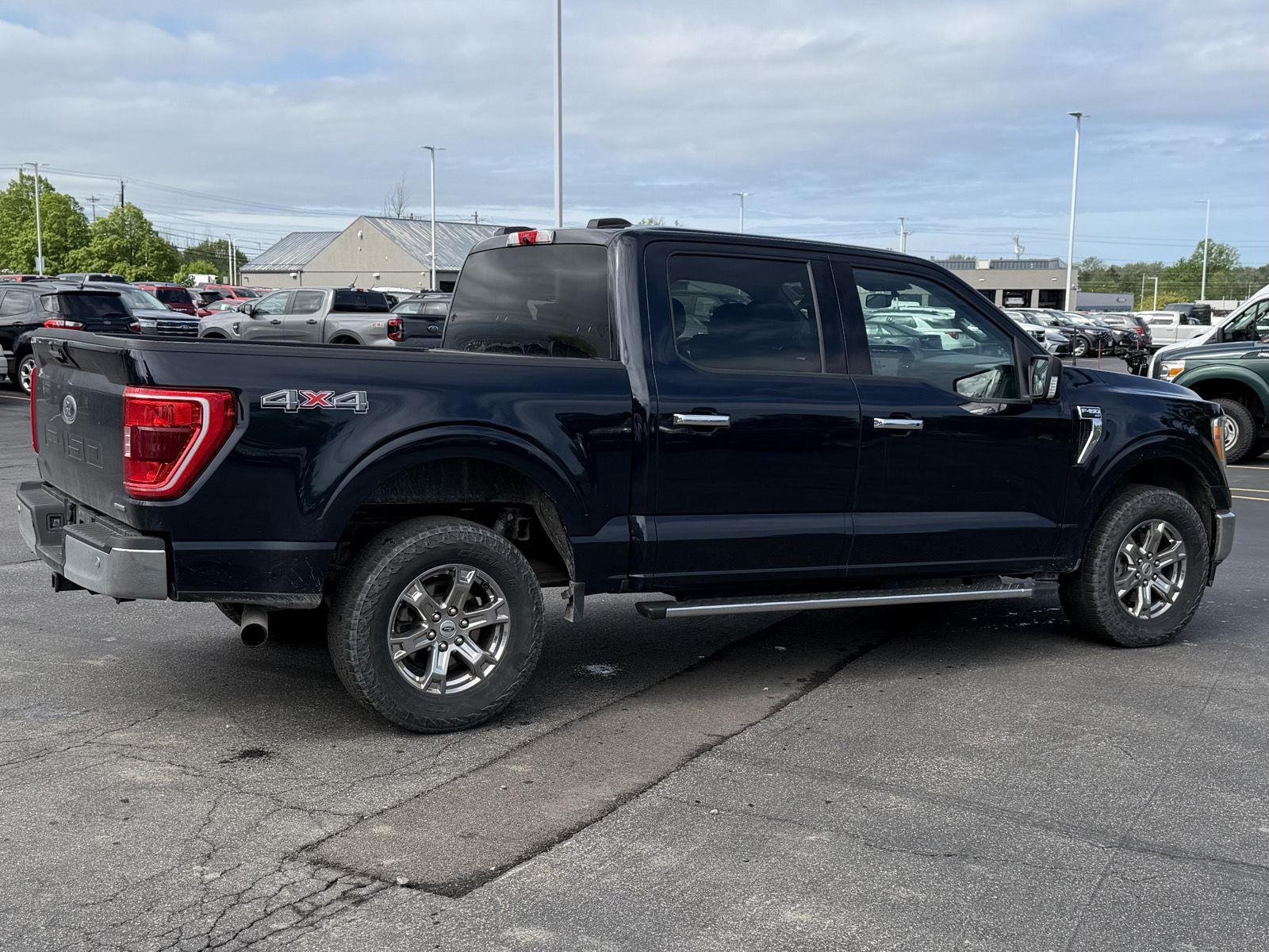 Used 2021 Antimatter Blue Ford XLT image 4