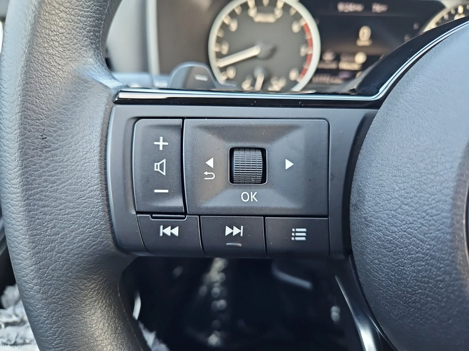 Used 2023 Gray Nissan SV image 28