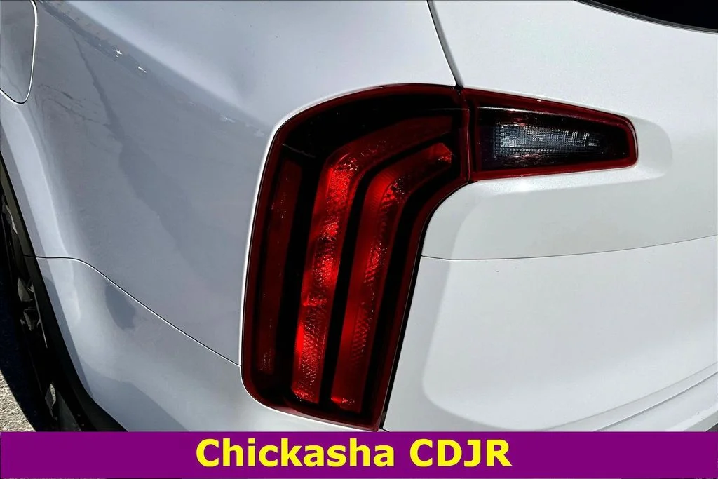Used 2025 White Kia S image 22