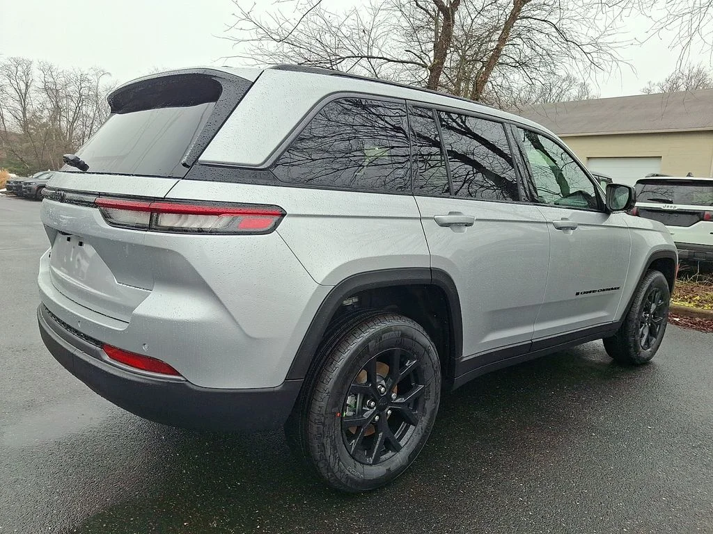 New 2026 Silver Zynith Exterior Paint Jeep Altitude image 4