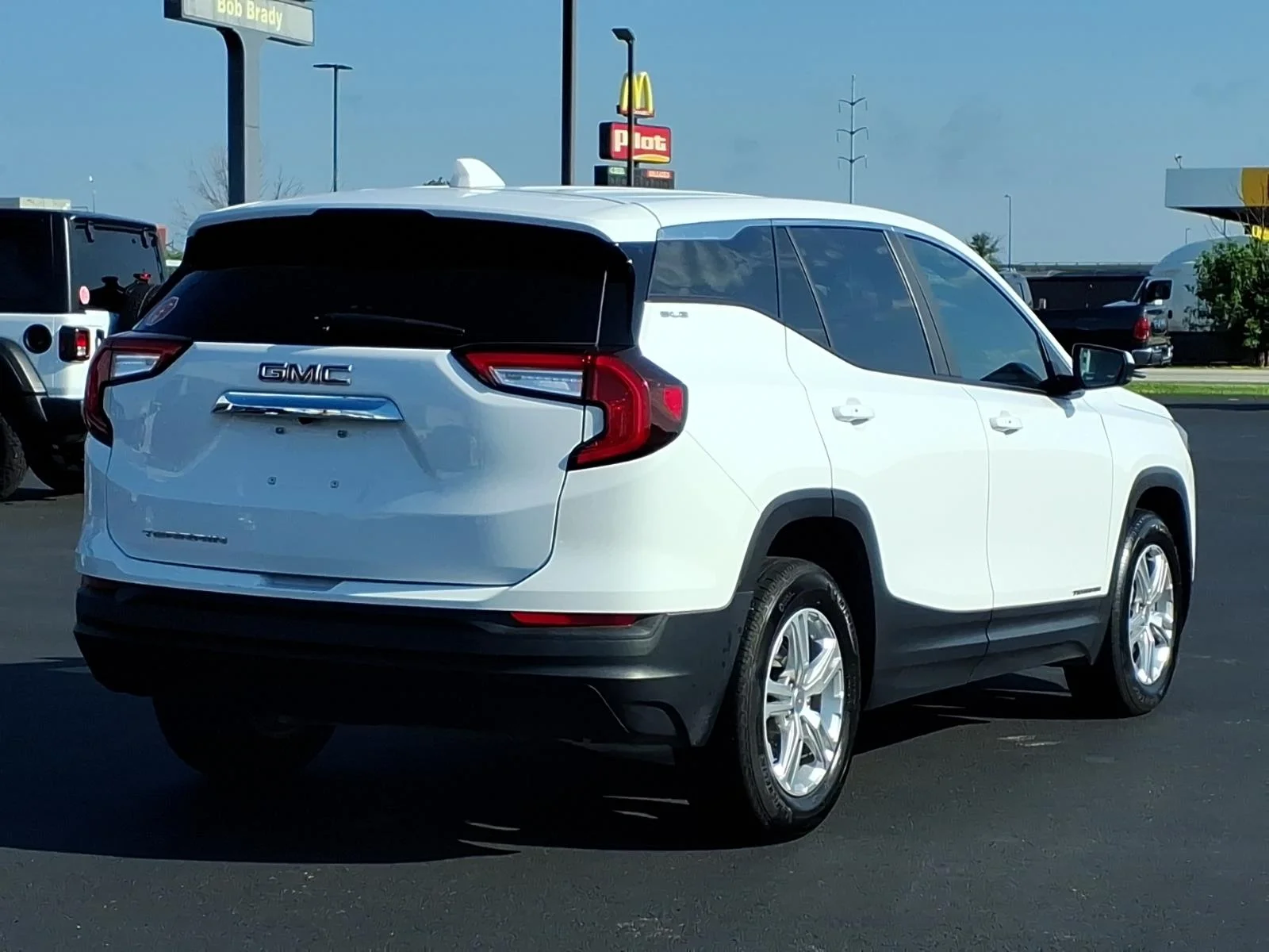 Used 2024 Summit White GMC SLE image 11