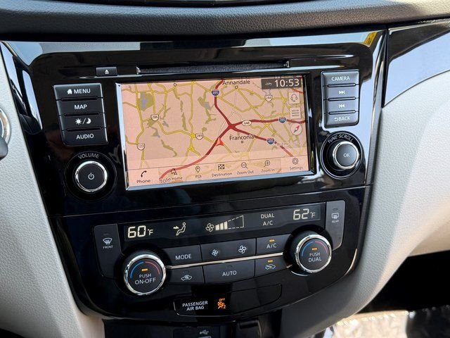 Used 2022 White Nissan SL image 18
