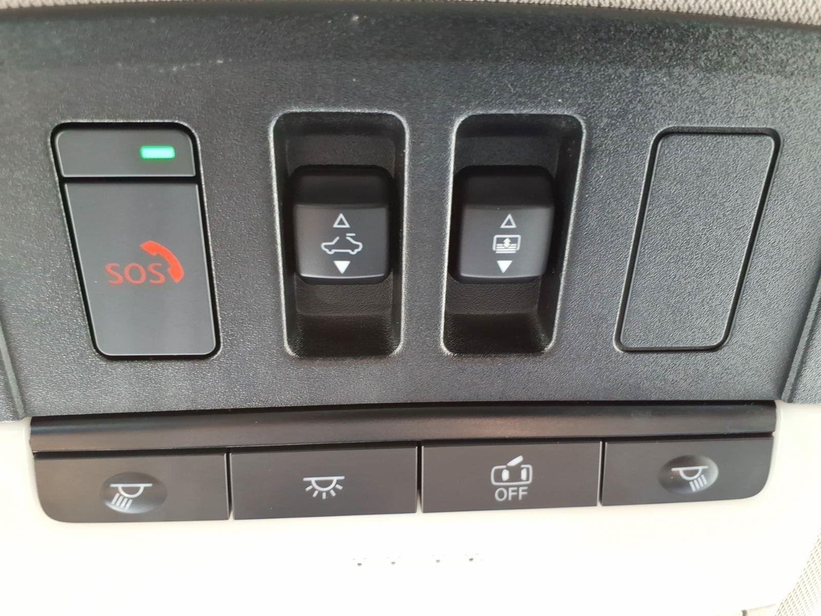 Used 2022 Brilliant Silver Metallic Nissan Platinum image 21