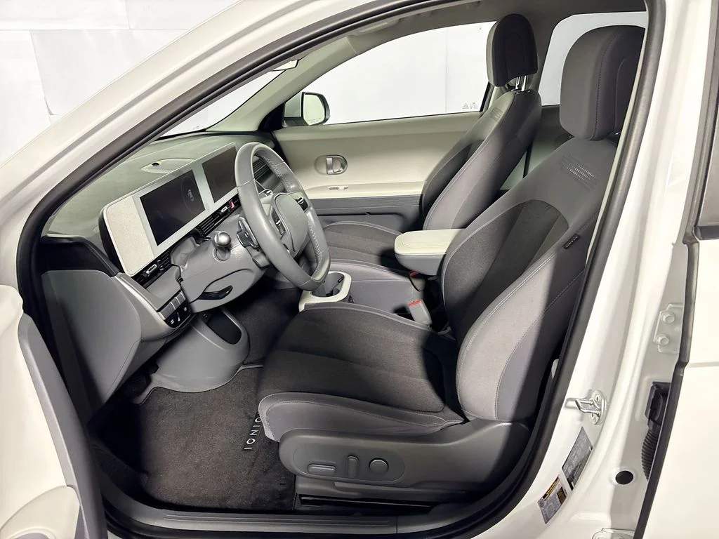 Used 2023 White Hyundai SE image 11