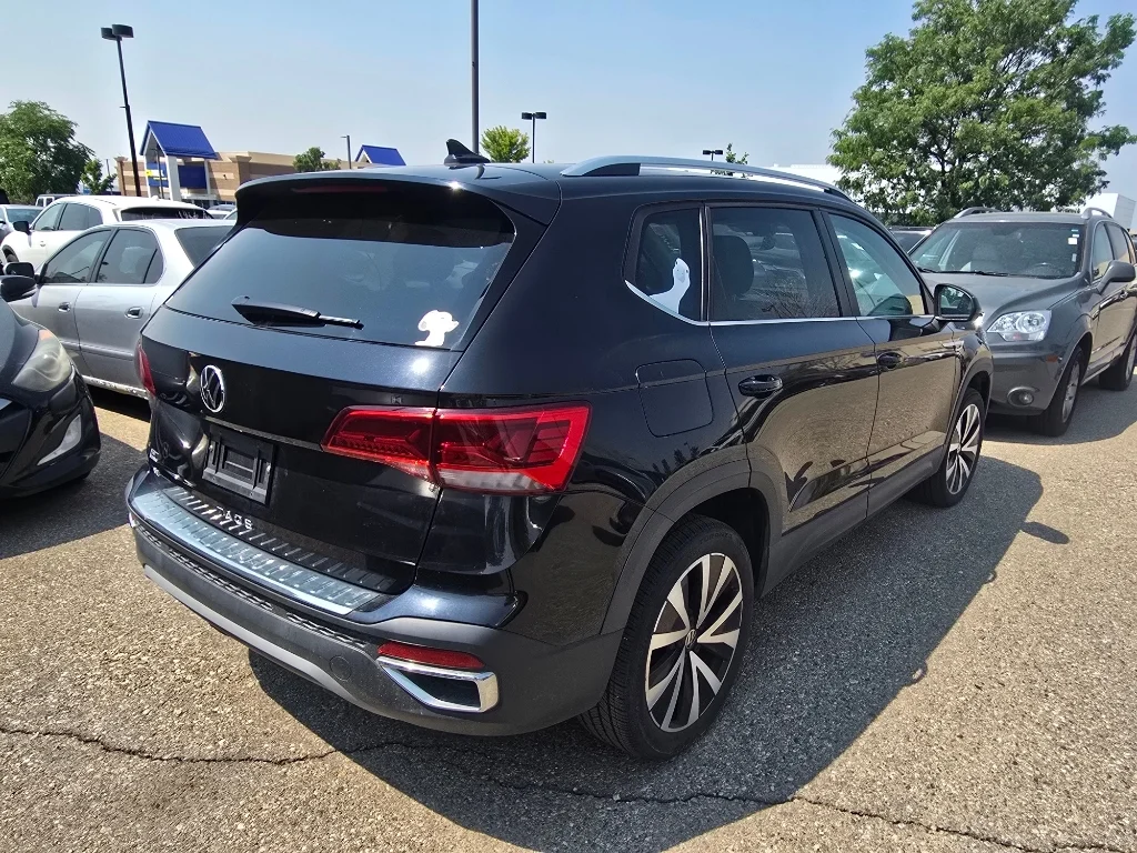 Used 2023 Deep Black Pearl Volkswagen SE image 5