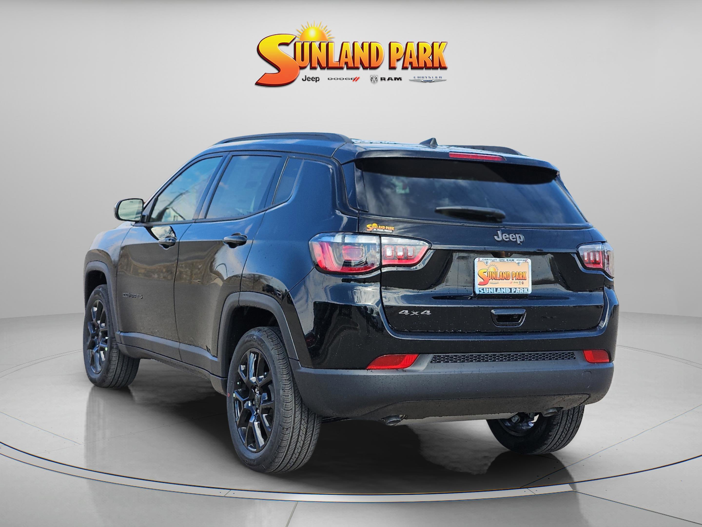 New 2026 Diamond Black Crystal Pearl-Coat Exterior Paint Jeep Latitude Altitude image 4