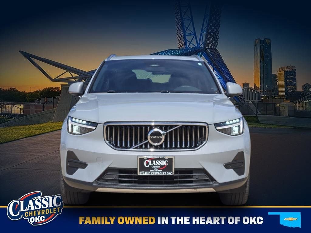Used 2024  Volvo Core Bright Theme image 2