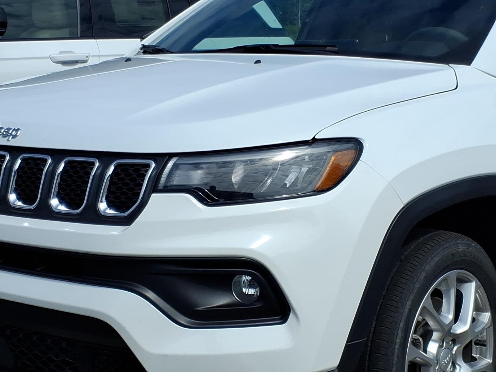 Used 2024 Bright White Clearcoat Jeep Latitude Lux image 2