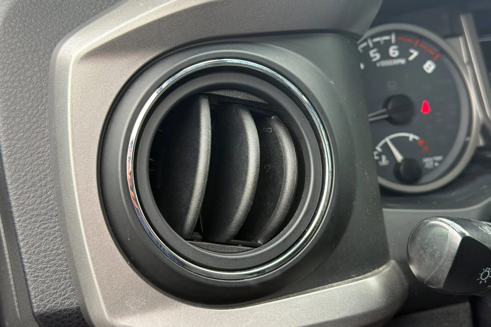 Used 2018 White Toyota SR5 image 34