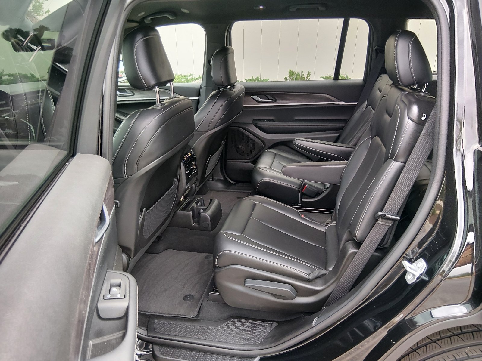 Used 2025 Diamond Black Crystal Pearl Coat Jeep Limited image 11